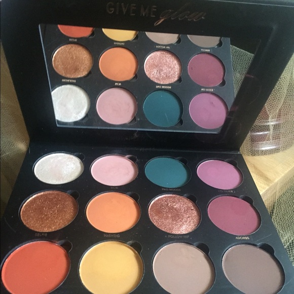 Give Me Glow Other - Give Me Glow Staple Palette. Lightly used in box.